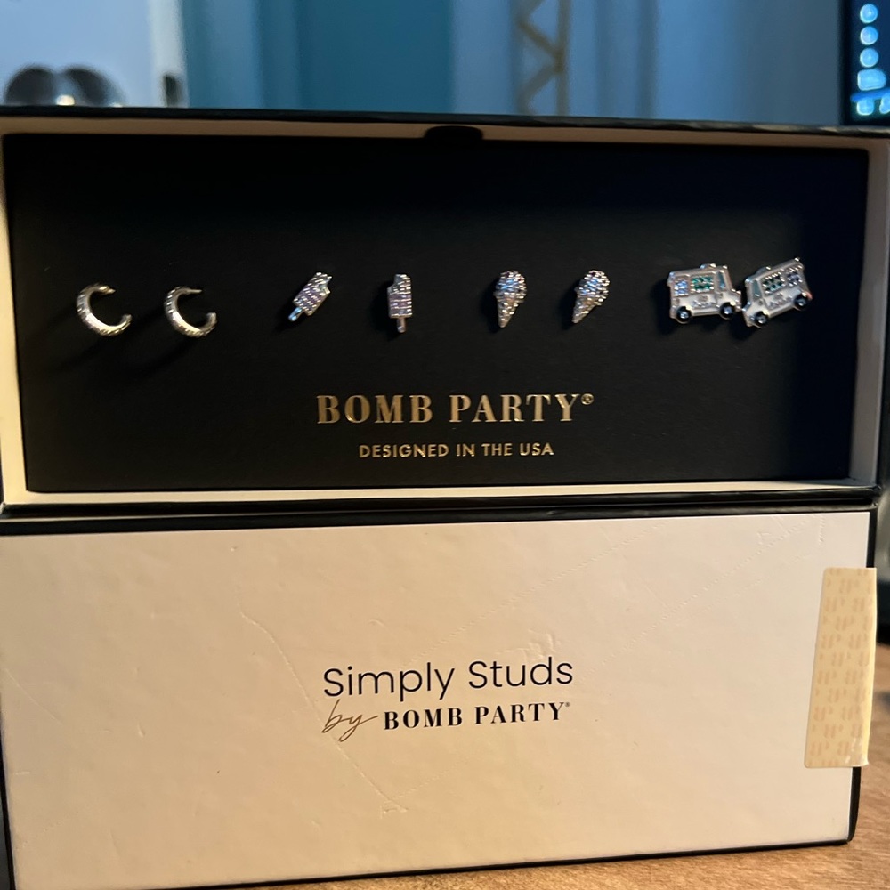 Bomb Party Simply Studs 2023